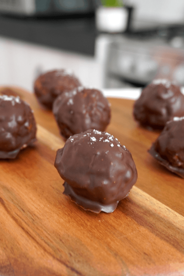 Bolitas crujientes bañadas en chocolate listas para disfrutar.