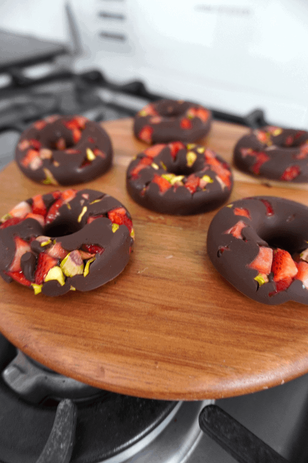 Estas donas son una excelente manera de combinar fruta, frutos secos y chocolate en un postre sencillo que puedes preparar con anticipación. Además, ¡se ven preciosas y no necesitas encender el horno!