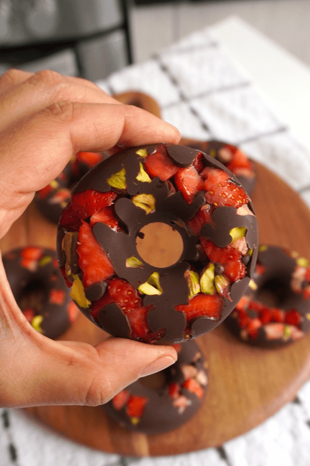 ¿Te provoca algo dulce pero quieres evitar recetas complicadas? Estas donas de chocolate con fresas y pistachos son una opción deliciosa, fácil y perfecta para tener un pequeño antojo listo en el refrigerador.