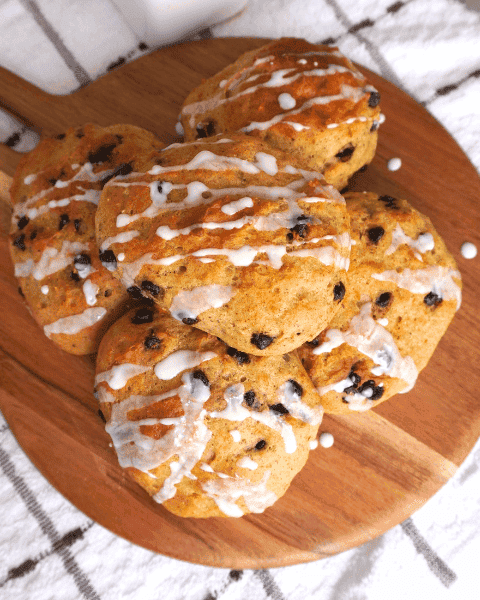 Estos panecitos altos en proteína son suaves, húmedos y perfectos para el desayuno o un snack saludable. Están hechos con yogur griego, proteína en polvo y harina sin gluten, y cada panecito aporta aproximadamente 12 g de proteína.