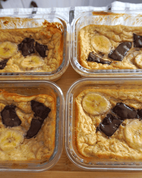 Una porción apetitosa de panqueques de banana bread al horno altos en proteína con chocolate derretido encima
