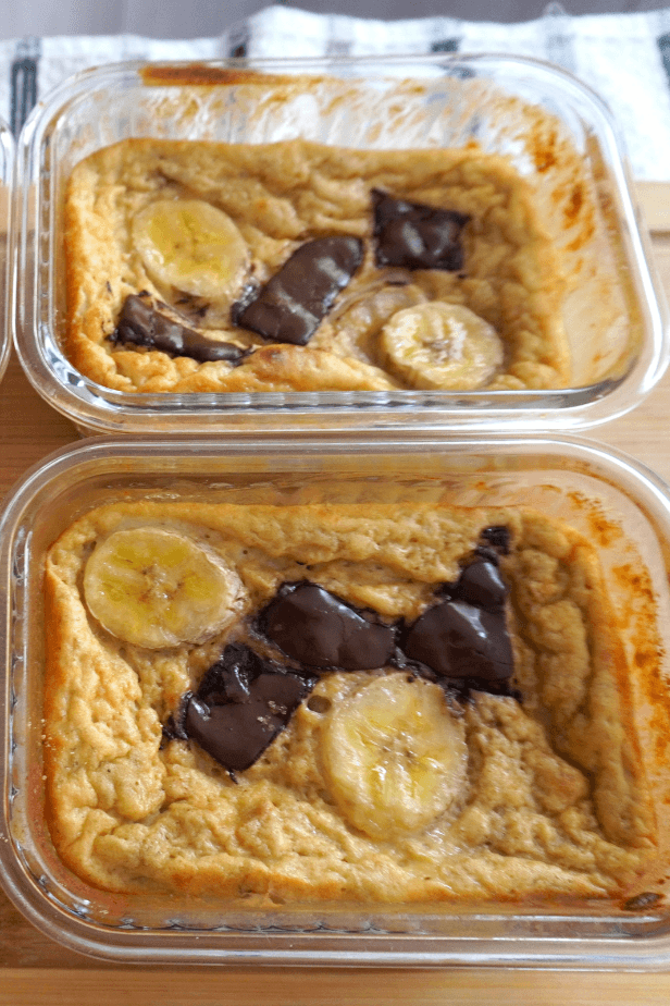 Una porción apetitosa de panqueques de banana bread al horno altos en proteína con chocolate derretido encima