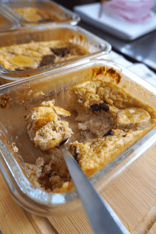 Textura esponjosa de los panqueques de banana bread al horno recién hechos
