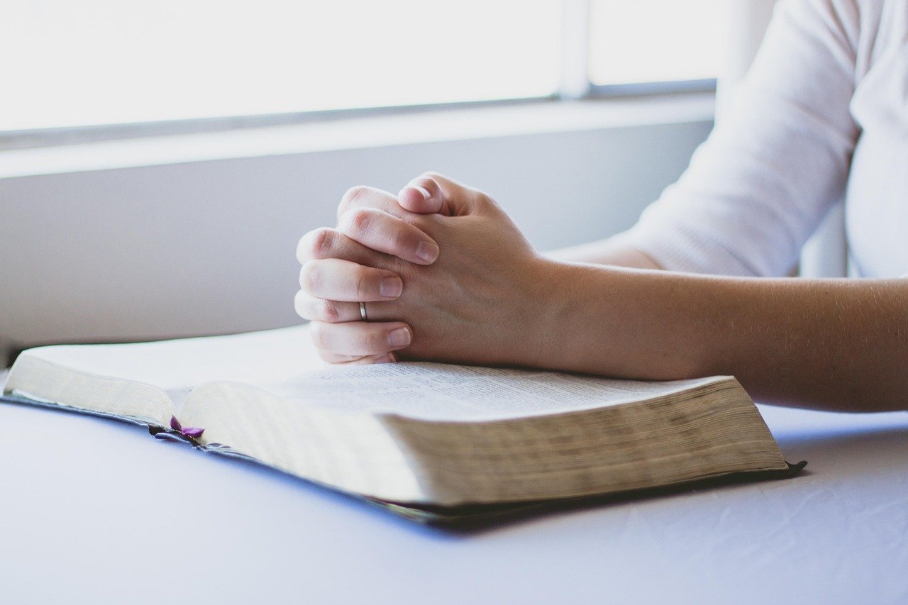Rezando con la Biblia