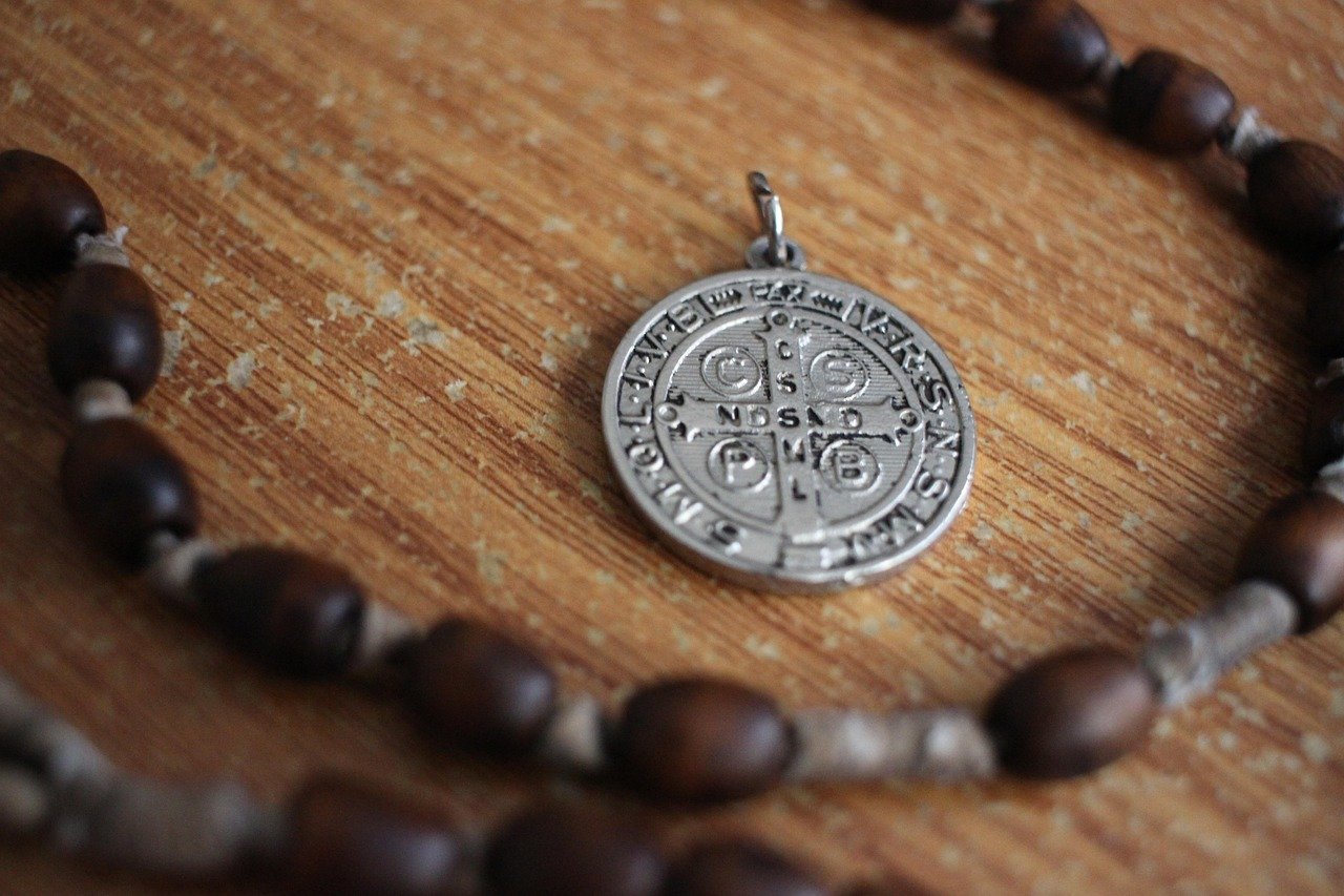 medalla san benito, santo rosario,