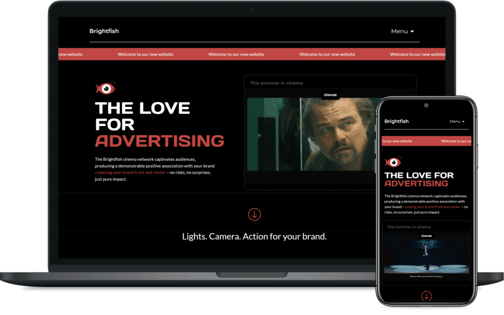 Een website over reclame wordt getoond op een laptop en smartphone, met de tekst "The love for advertising" en een video van een man op de achtergrond, in een donkere, moderne interface.