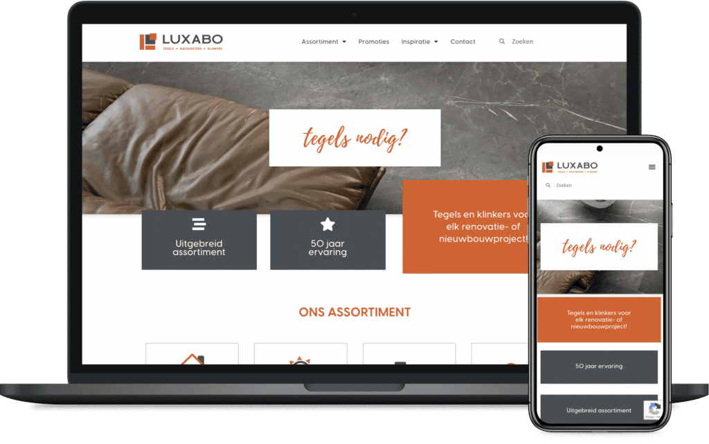 Een website voor tegels en klinkers is zichtbaar op een laptop en smartphone, met menu-opties, promoties en een slogan over tegels voor renovatie- en nieuwbouwprojecten.