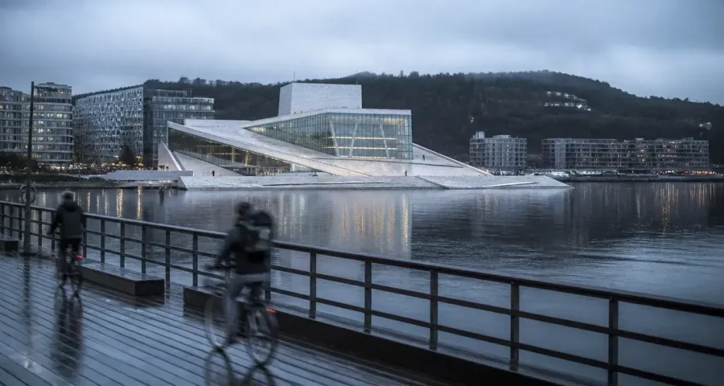 Oslo Europe, Opéra d’Oslo et quai au bord de l’eau, cyclistes flous