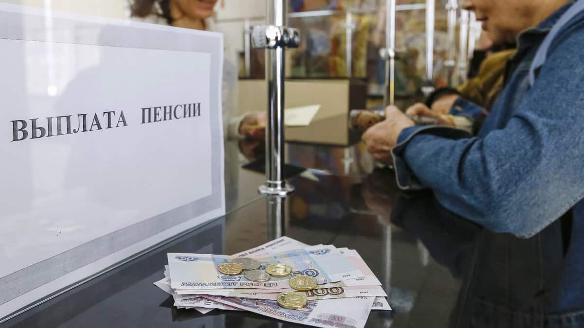 Стаття: В окупованому Сєвєродонецьку черги у пенсійний розписані на місяць вперед