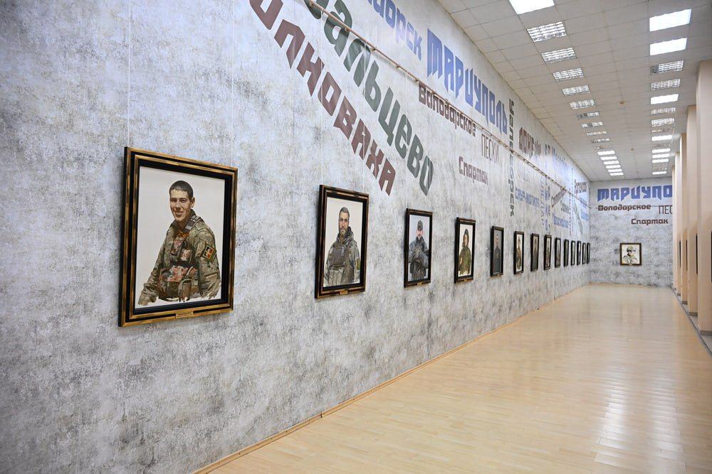 Зображення посту: В окупованій Макіївці на Донеччині відкрили фотовиставку портретів загарбників
