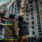 Зображення посту: У Харкові після ворожого обстрілу ДСНС врятували собаку та її власника