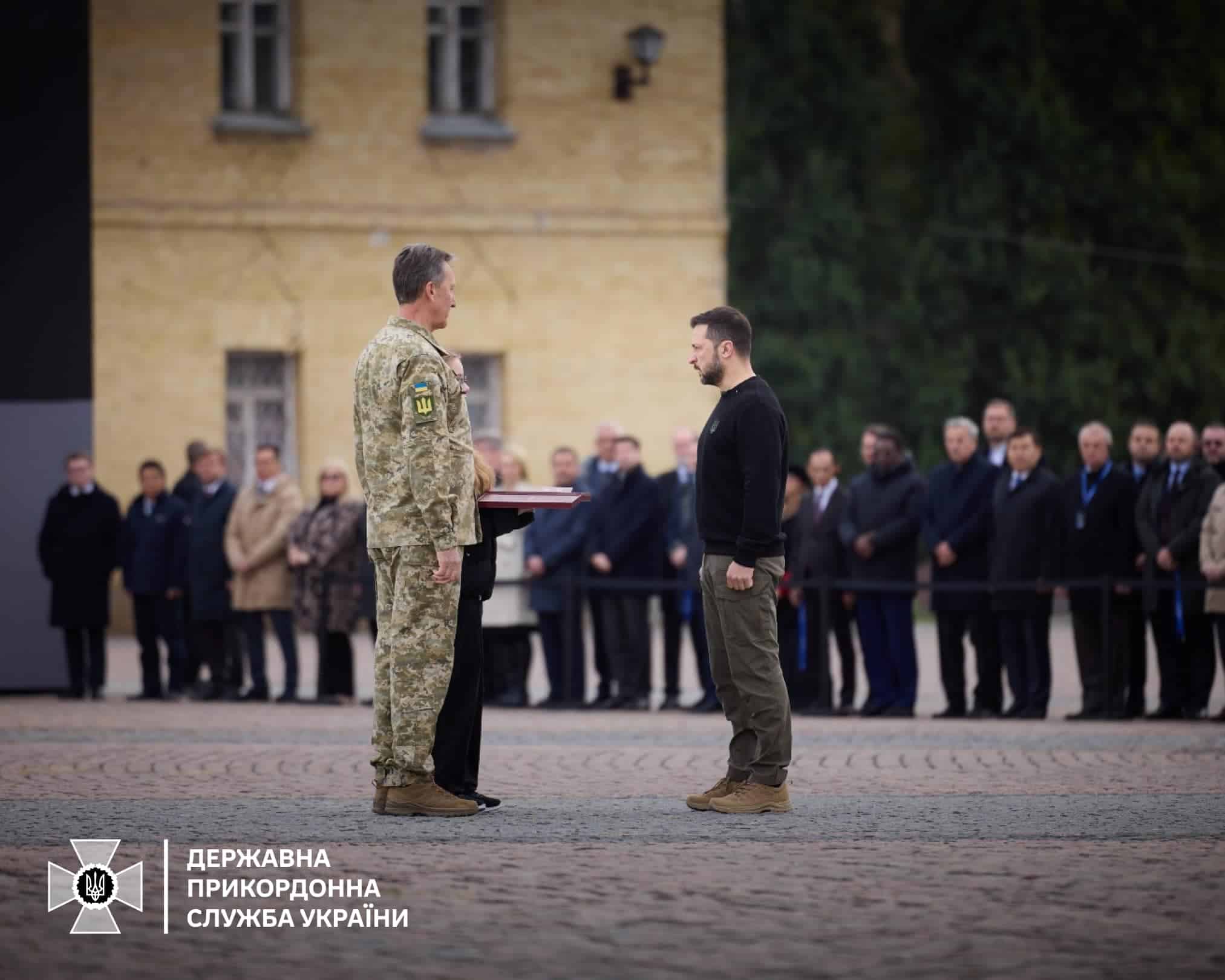 Зображення посту: Родина полеглого прикордонника з Маріуполя Андрія Суботіна отримала орден «Золота Зірка»