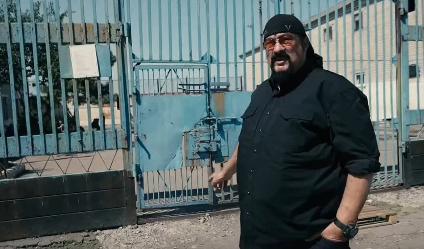 Зображення посту: Стівен Сігал зняв пропагандистський фільм про окупантів та показав полонених азовців в Оленівці