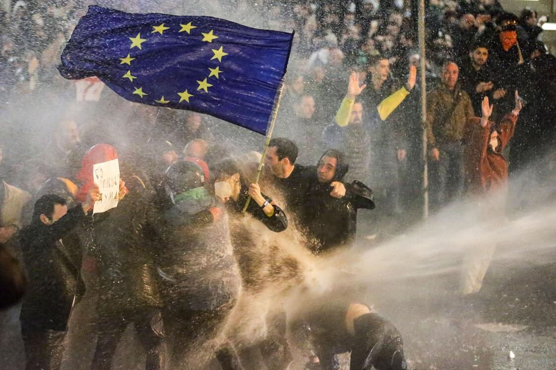 Стаття: Україна ввела санкції проти уряду Грузії