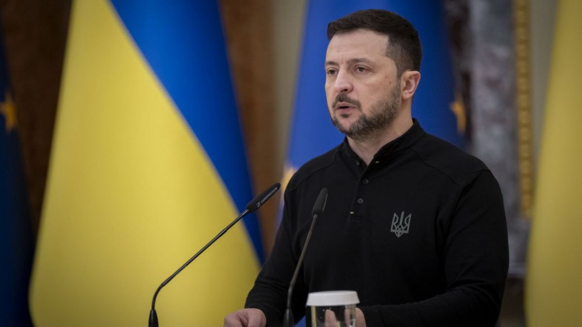 Стаття: «Бажано на три букви»: Володимир Зеленський пояснив, на що повинна піти РФ під час можливих перемовин