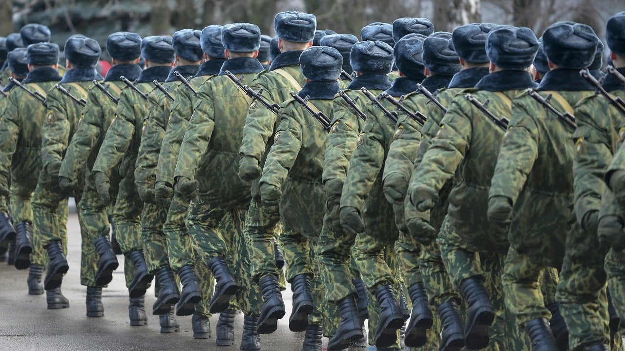 Стаття: Росіяни змушують мігрантів укладати контракти в армію