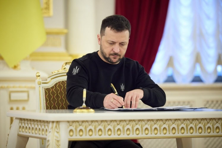 Стаття: Зеленський підписав закон, який надає пріоритет для переселенців у компенсації за зруйноване житло