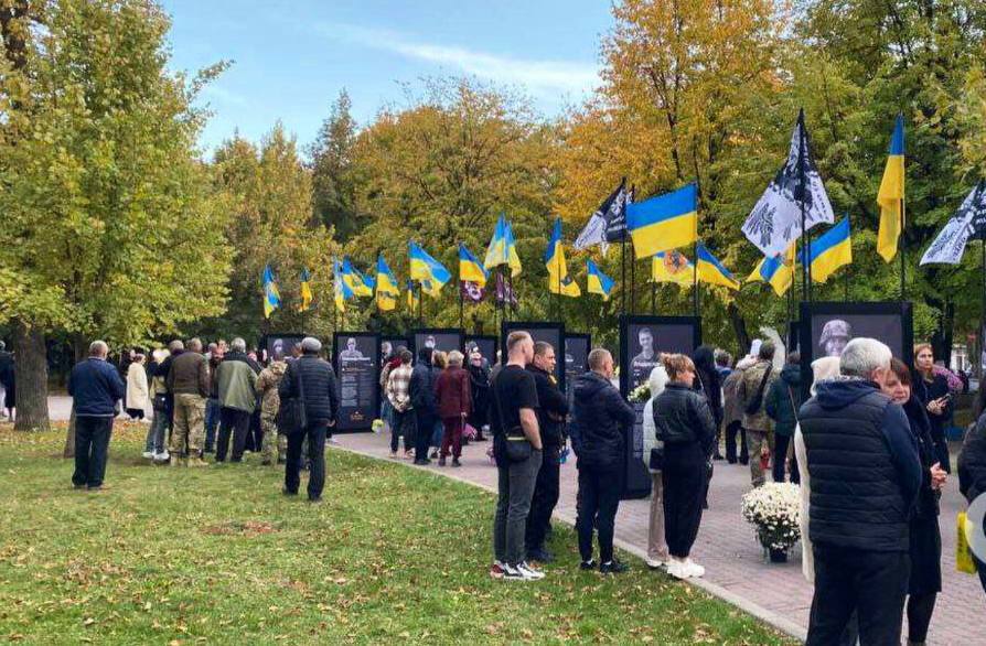 Зображення посту: У Дніпрі встановили меморіал на честь захисника Маріуполя Віталія Пороніка
