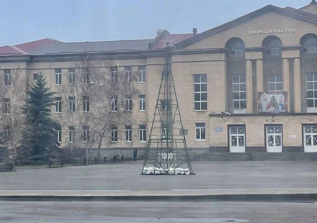 Стаття: В окупованому Донецьку прибрали новорічну ялинку