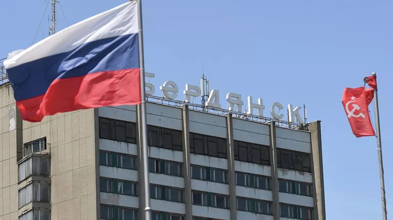 Стаття: Отруту додали в алкоголь: в окупованому Бердянську постраждали російські військові