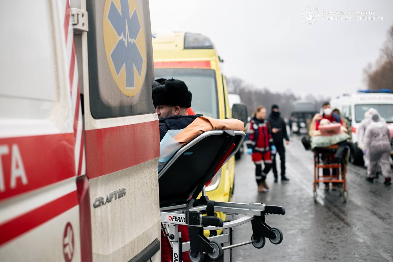 Стаття: Україна повернула з полону важкохворого азовця — в нього важка форма відкритого туберкульозу