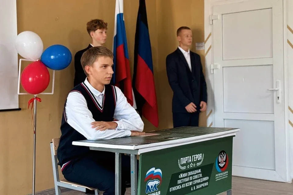 Зображення посту: У школах окупованої Донеччини встановлюють «Парти Героїв» для пропаганди війни серед дітей