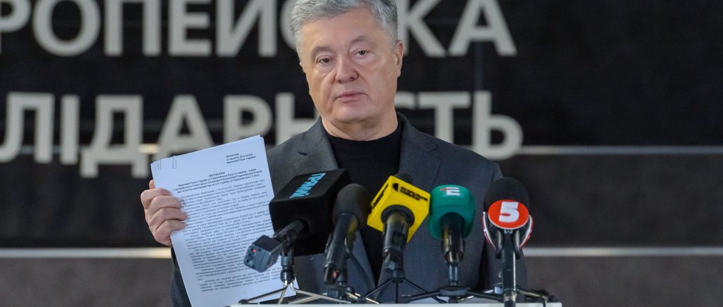 Стаття: Депутати «ЄС» заблокували трибуну у Раді у відповідь на санкції РНБО проти Порошенка