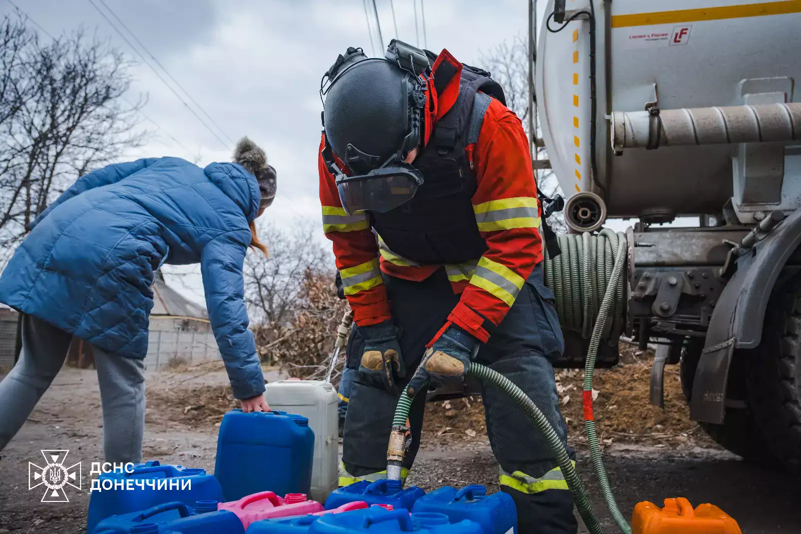 Стаття: Окупанти обстріляли рятувальників, які привезли воду у Костянтинівку