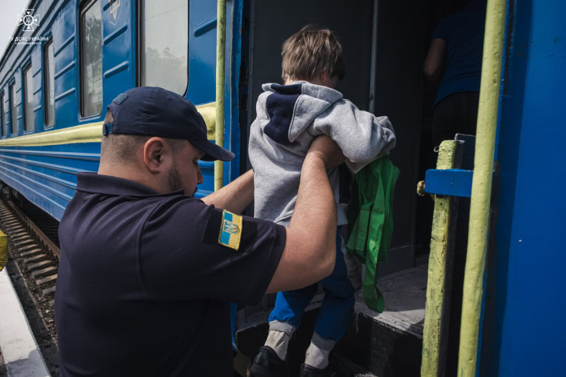 Стаття: Шестеро дітей залишаються у зоні примусової евакуації на Донеччині