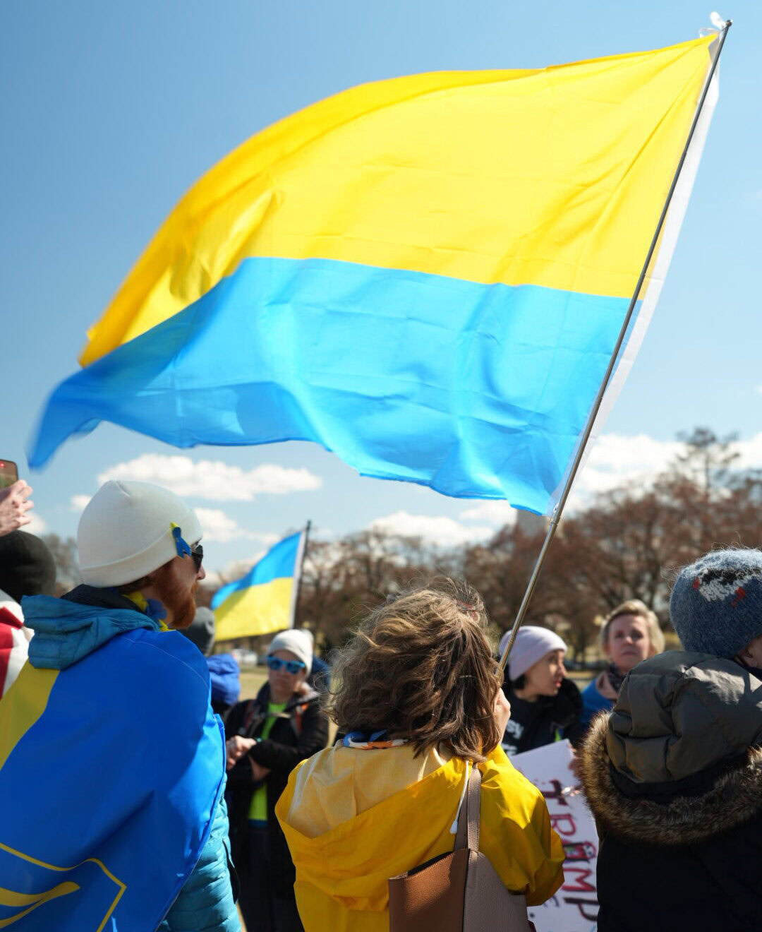 Зображення посту: Перед Білим домом розгорнули найбільший у світі український прапор
