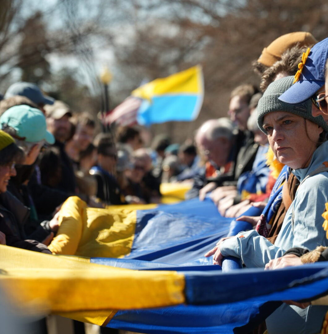 Стаття: Перед Білим домом розгорнули найбільший у світі український прапор