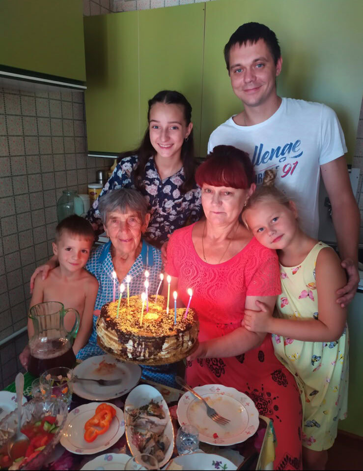 Зображення посту: «Будемо святкувати другий день народження». Тетяна та її мама вижили в драмтеатрі Маріуполя