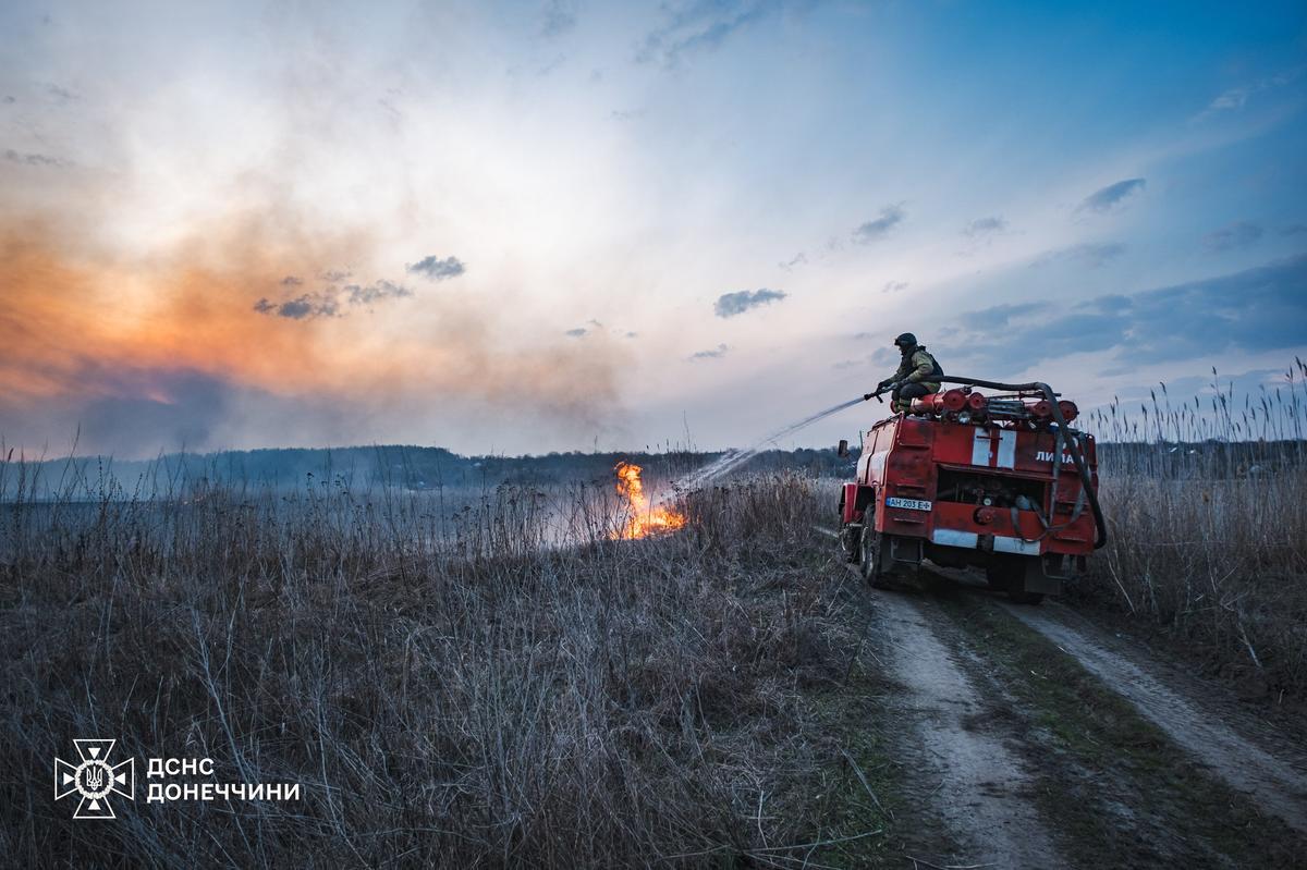 Зображення посту: Біля Краматорська рятувальники понад сім годин гасили пожежу після обстрілу