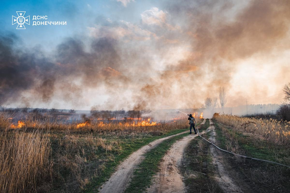 Зображення посту: Біля Краматорська рятувальники понад сім годин гасили пожежу після обстрілу