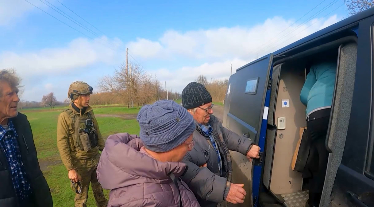 Зображення посту: «Білі янголи» евакуювали 14 людей з прифронтових сіл Волноваського району