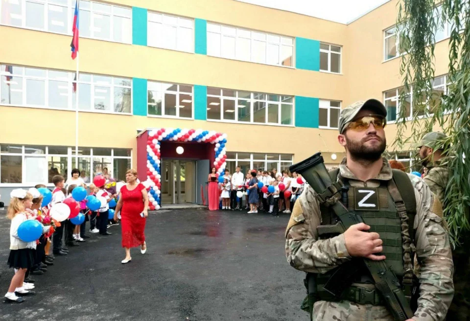 Стаття: На окупованій Луганщині російські військові почали навчати дітей у школах