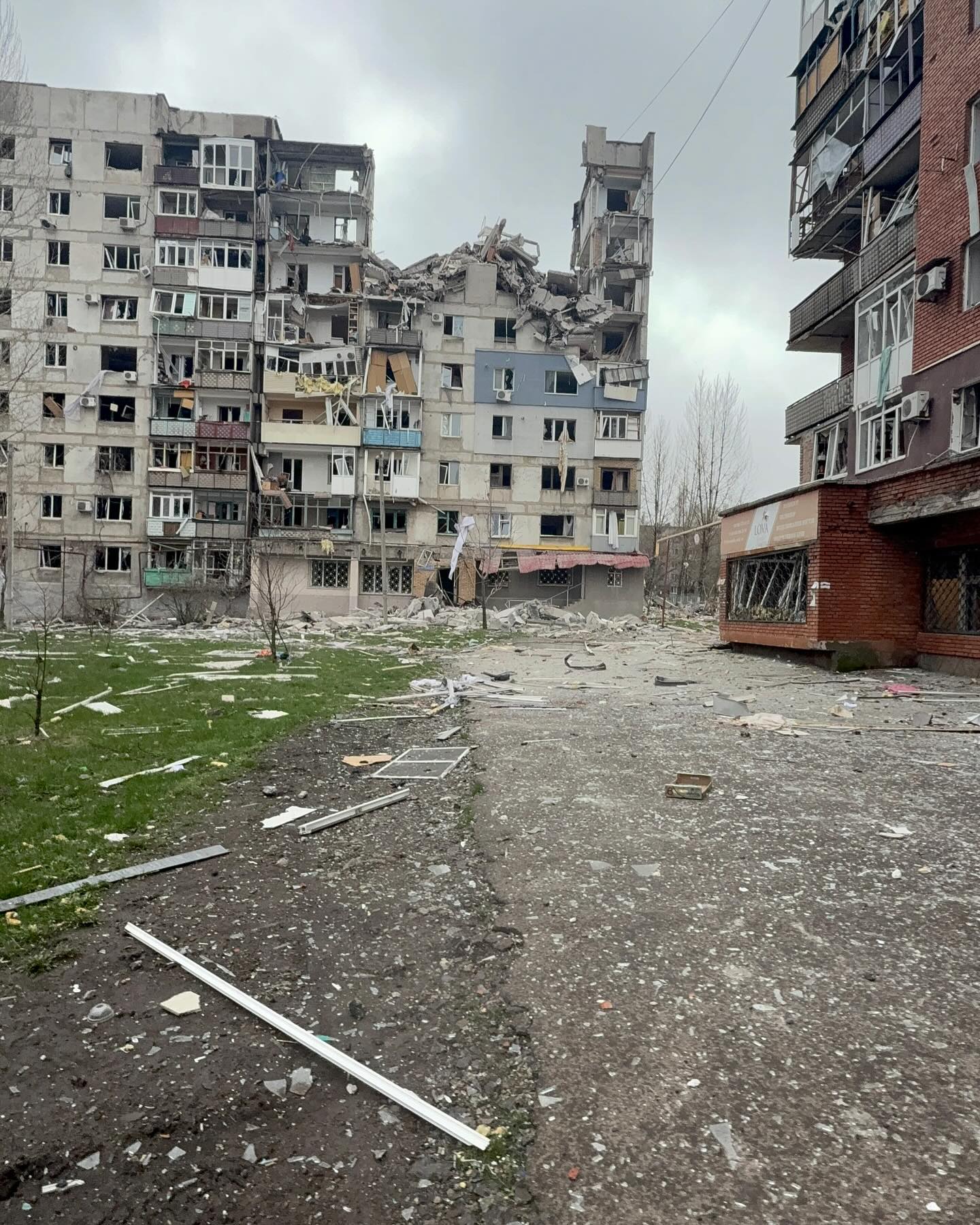 Зображення посту: У Покровську цивільних почали ховати на подвір’ях