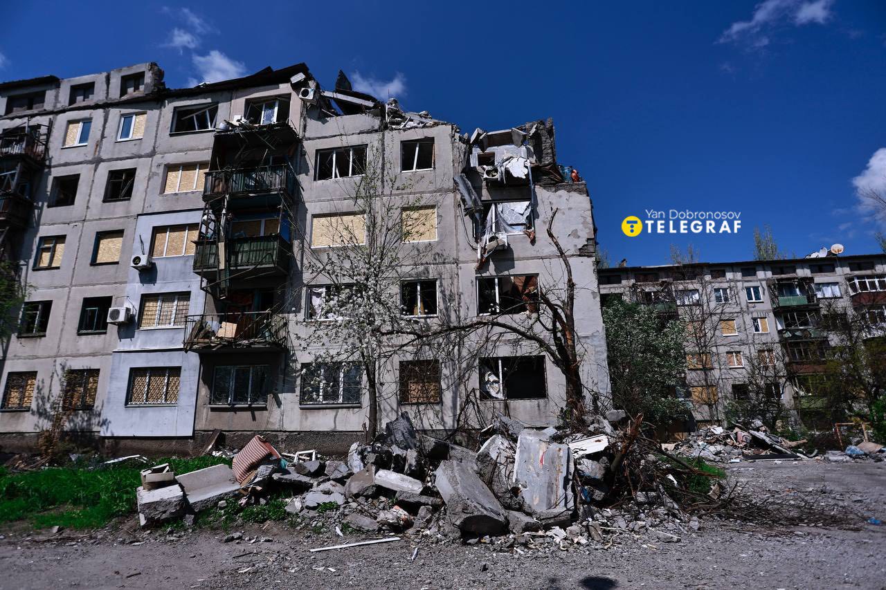 Зображення посту: «Прилітає з усіх видів зброї». Фотограф Ян Доброносов опублікував репортаж з Костянтинівки