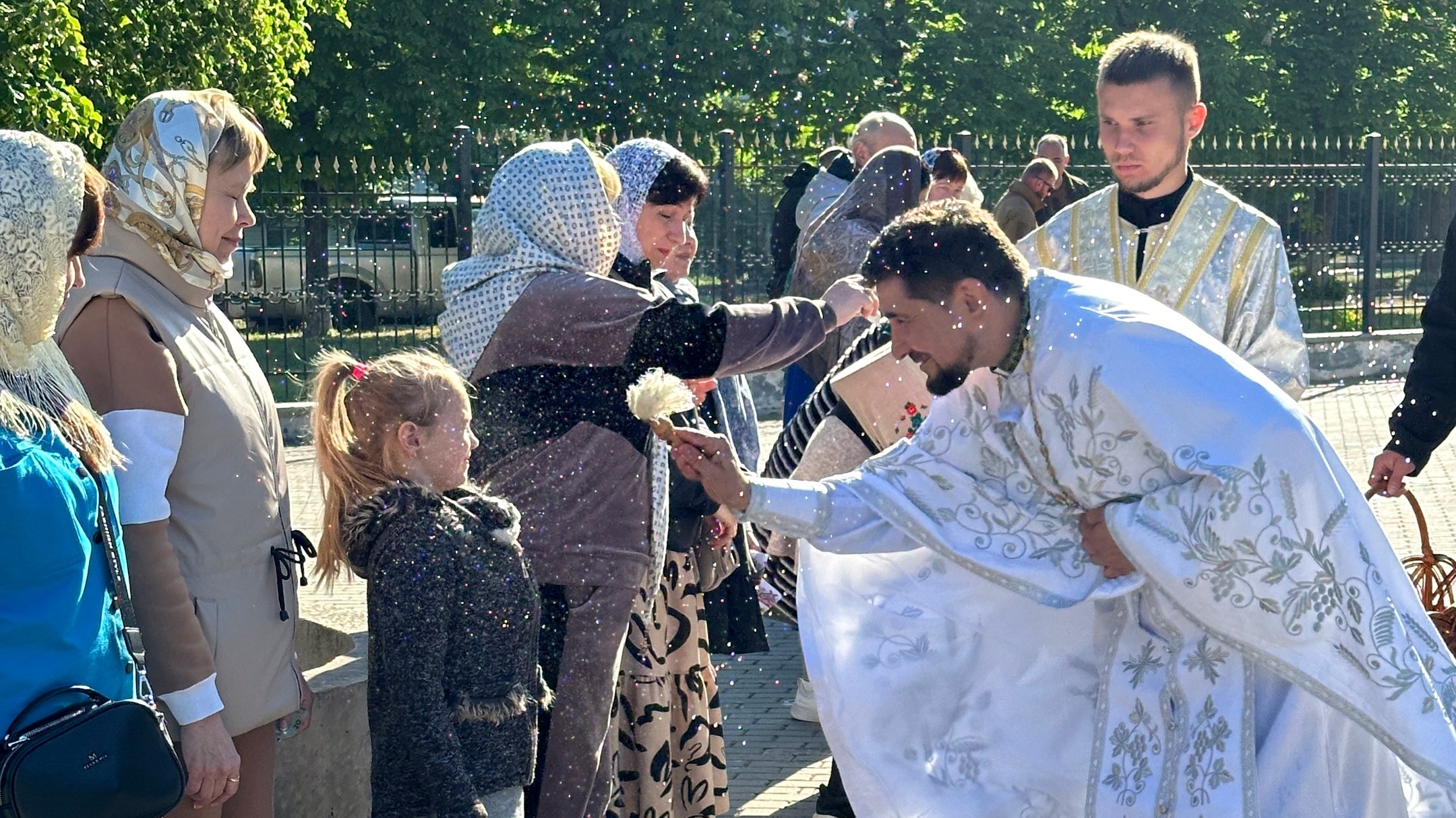 Стаття: Жителів Донеччини закликали уникати масових скупчень на Великдень