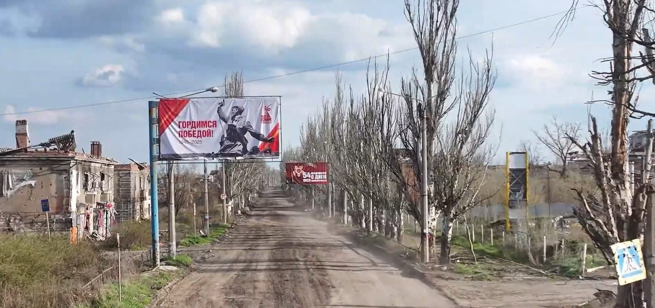 Зображення посту: Окупанти розмістили білборди про «перемогу» на тлі зруйнованого Бахмута