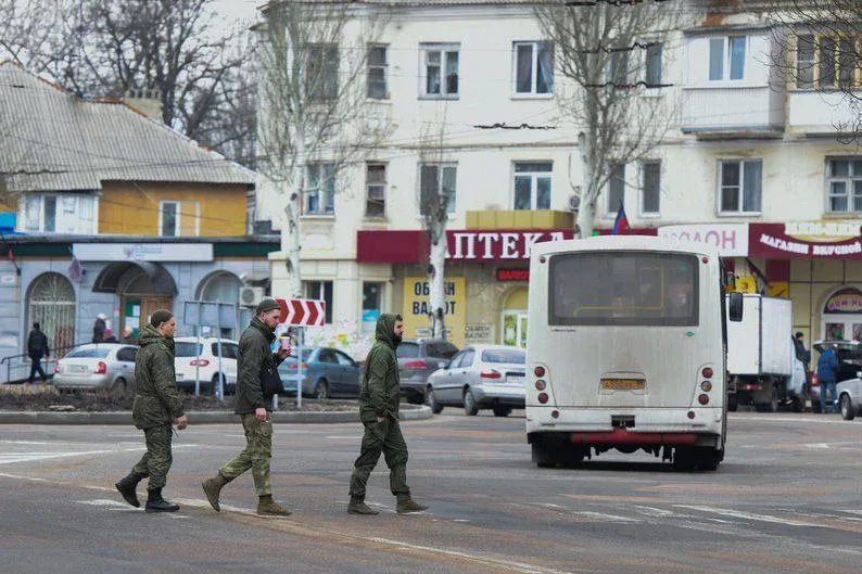 Стаття: У Маріуполі росіяни забирають автобуси з міських маршрутів для військових