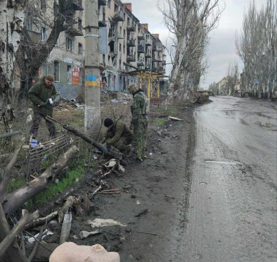 Стаття: В окупованому Бахмуті росіяни проводять «благоустрій» вулиць
