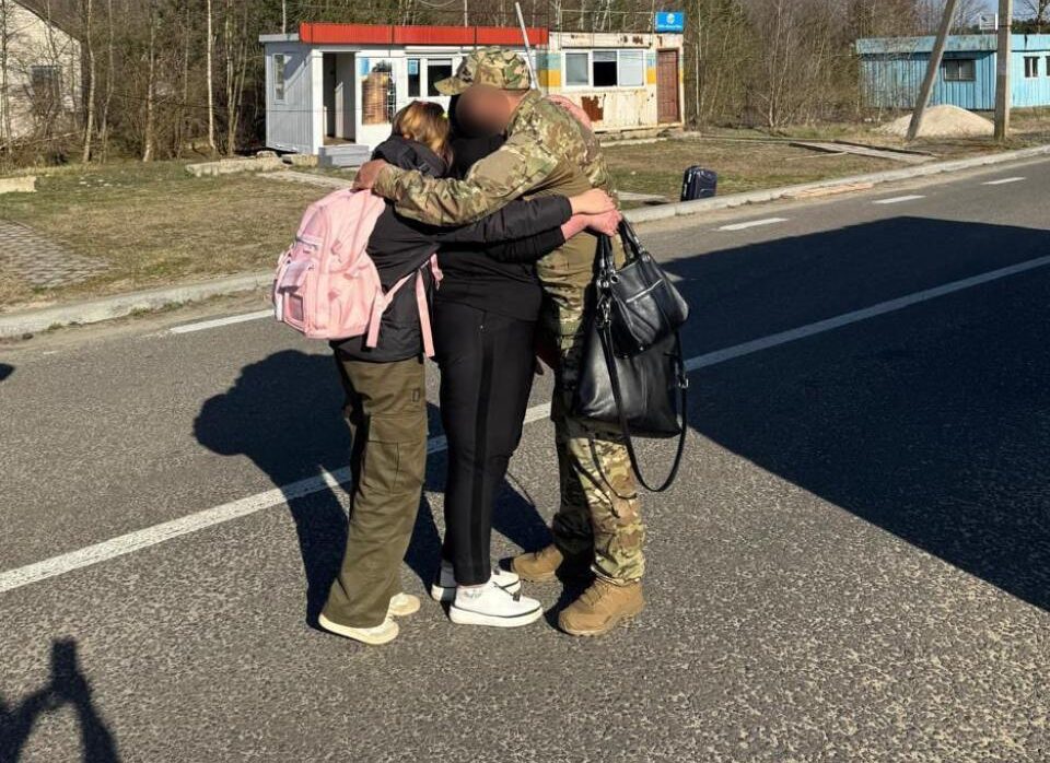 Стаття: З окупації вдалося повернути доньку та дружину українського військового
