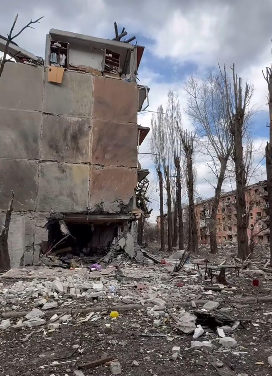 Зображення посту: Під час виїзду по них поцілили дрони. Волонтер Денис Христов показав евакуацію з Покровська
