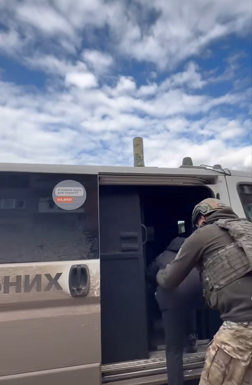 Зображення посту: Під час виїзду по них поцілили дрони. Волонтер Денис Христов показав евакуацію з Покровська