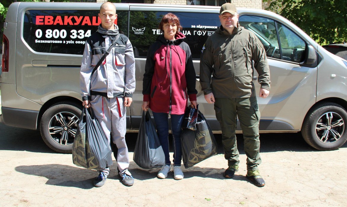 Стаття: Родину захисника Маріуполя, якого нещодавно повернули з полону, евакуювали з прифронтової громади