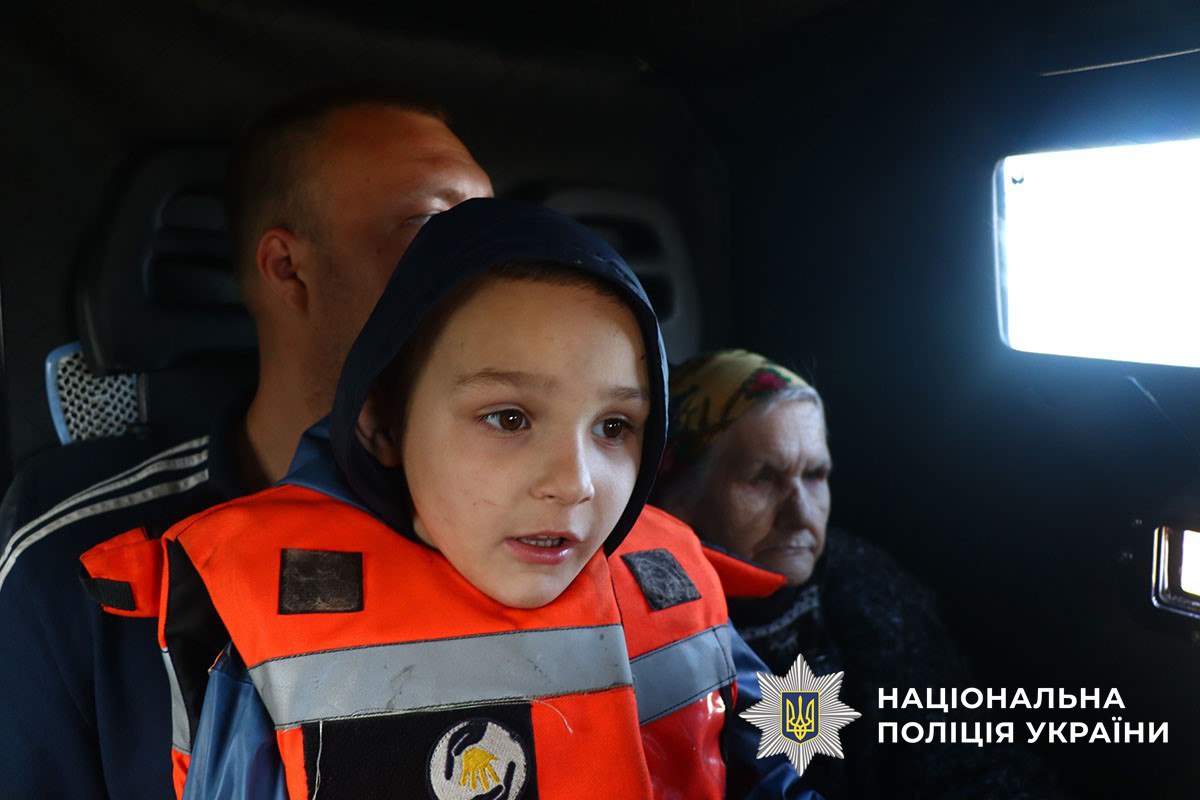 Зображення посту: «Через вибухи я більше не ходжу на дитячий майданчик»: з Дружківської громади евакуювали багатодітну родину