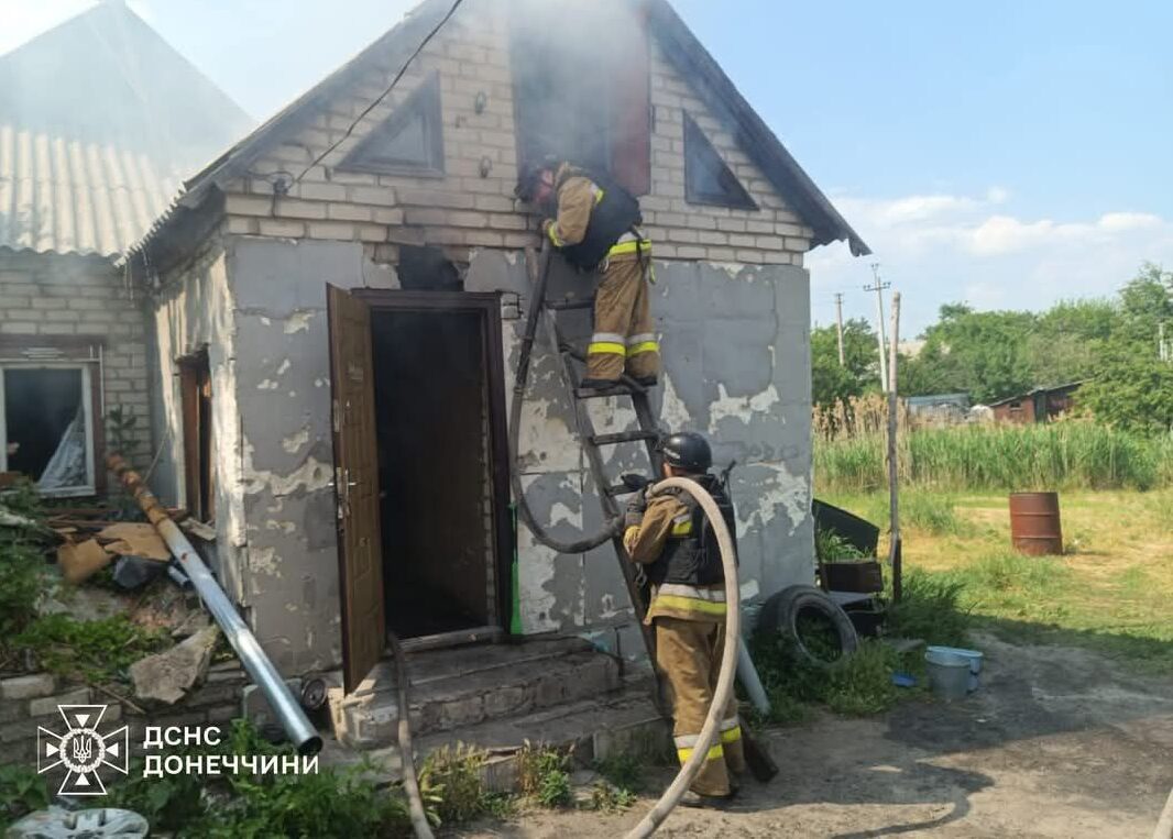 Стаття: Окупанти обстріляли Донеччину 27 разів за добу: рятувальники ліквідували пожежі у п’ятьох населених пунктах