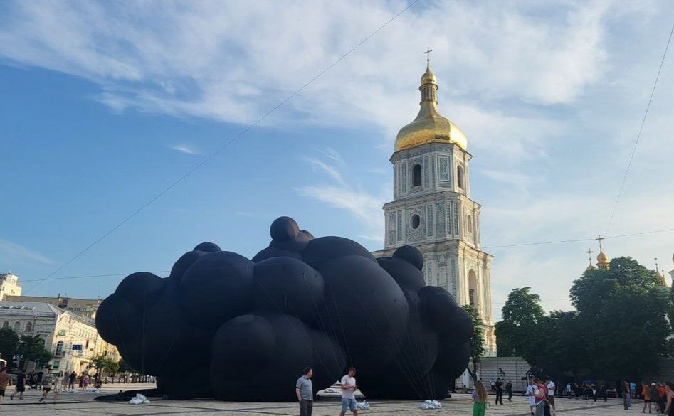 Стаття: «Буря насувається, готуйтесь»: у Києві з’явилася інсталяція, яку презентують на Burning Man