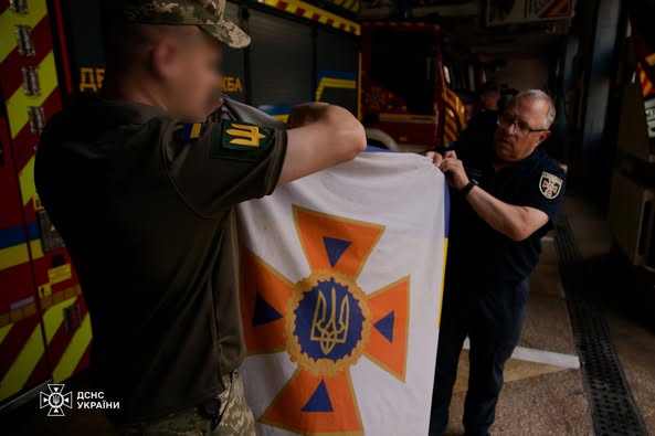 Стаття: Розвідник ГУР знайшов прапор ДСНС у схованці на Донеччині та повернув його рятувальникам